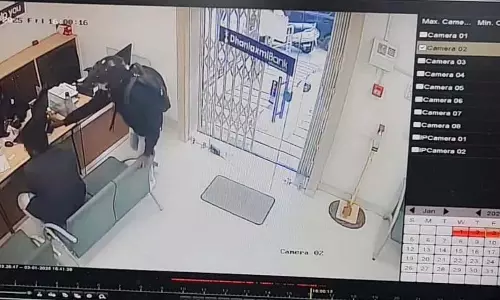 ऑनलाइन गेमिंग में पैसे हारने के बाद बनाई बैंक लूट की योजना, स्टाफ पर मिर्ची का स्प्रे डाला, लेकिन...