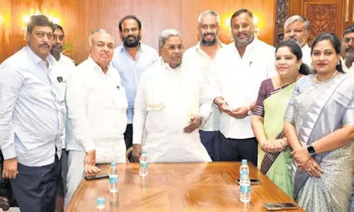 Andhra: आंध्र प्रदेश के मंत्री निःशुल्क बस सेवा का अध्ययन करने के लिए बेंगलुरु पहुंचे Andhra: आंध्र प्रदेश के मंत्री निःशुल्क बस सेवा का अध्ययन करने के लिए बेंगलुरु पहुंचे