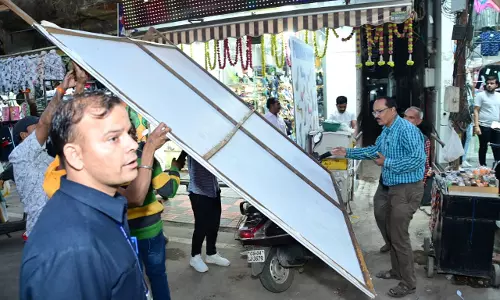 कब्जों से संकरे हुए मालवीय रोड, एवरग्रीन चौक, बैजनाथपारा मार्ग की प्रमुख सड़कें कब्जा हटाने से फिर लगने लगीं चौड़ी कब्जों से संकरे हुए मालवीय रोड, एवरग्रीन चौक, बैजनाथपारा मार्ग की प्रमुख सड़कें कब्जा हटाने से फिर लगने लगीं चौड़ी