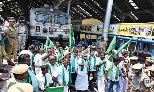 Tamil Nadu: अरुमुगनेरी निवासियों ने अतिरिक्त ट्रेन की मांग को लेकर रेल रोको प्रदर्शन किया Tamil Nadu: अरुमुगनेरी निवासियों ने अतिरिक्त ट्रेन की मांग को लेकर रेल रोको प्रदर्शन किया