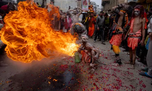 Maha Kumbh 2025: प्रयागराज कैसे कर रहा है साधुओं और पर्यटकों का स्वागत | तस्वीरों में देखे
