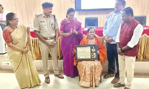 Andhra: सावित्रीबाई फुले की जयंती पर उनके परिवर्तनकारी कार्यों की सराहना Andhra: सावित्रीबाई फुले की जयंती पर उनके परिवर्तनकारी कार्यों की सराहना
