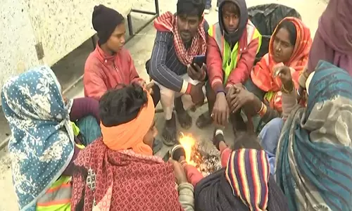 Maha Kumbh Mela में श्रद्धालुओं ने ठंड के बावजूद गंगा में डुबकी लगाई