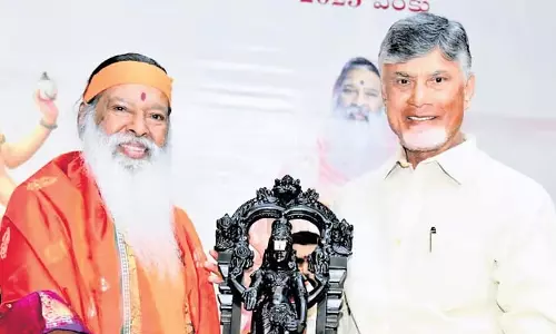 Andhra Pradesh के मुख्यमंत्री नायडू ने श्री सच्चिदानंद का आशीर्वाद लिया