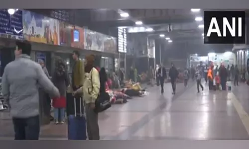घने कोहरे और कम दृश्यता के कारण Delhi जाने वाली कई ट्रेनें देरी से चल रही