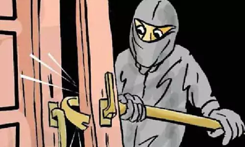 हथियारबंद लुटेरों ने दिनदहाड़े 30 किलो सोना और नकदी लूटी