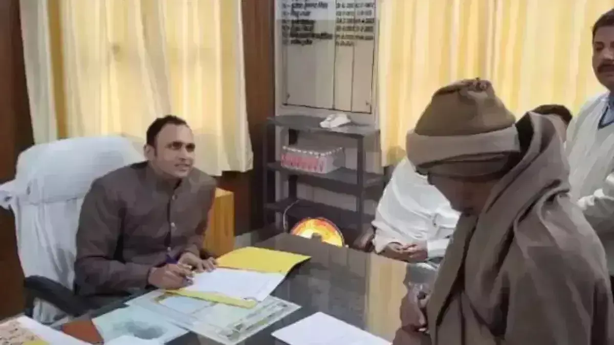 Shamli: बुजुर्ग किसान को उसके बेटे ने जान से मारने की धमकी दी Shamli: बुजुर्ग किसान को उसके बेटे ने जान से मारने की धमकी दी