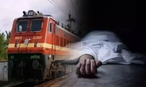 Gorakhpur: औद्योगिक क्षेत्र में रेलवे ट्रैक पर कूदकर युवक ने की आत्महत्या