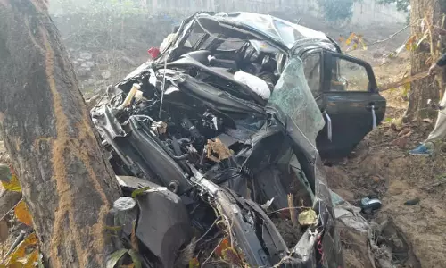 तेज रफ्तार कार हुई बेकाबू, 2 SECL कर्मचारियों की मौत तेज रफ्तार कार हुई बेकाबू, 2 SECL कर्मचारियों की मौत