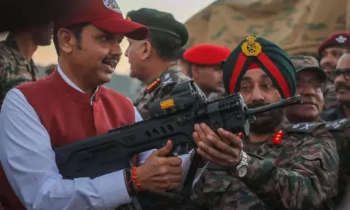 महाराष्ट्र: CM देवेंद्र फडणवीस ने किया सेना प्रदर्शनी का उद्घाटन