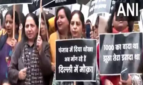 दिल्ली पुलिस ने Kejriwal के आवास के बाहर प्रदर्शन कर रही महिलाओं को हिरासत में लिया दिल्ली पुलिस ने Kejriwal के आवास के बाहर प्रदर्शन कर रही महिलाओं को हिरासत में लिया
