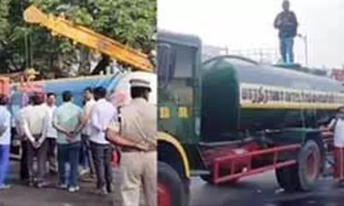 कोवई में पलटा एलपीजी टैंकर 7 घंटे के ऑपरेशन के बाद सुरक्षित निकाला गया कोवई में पलटा एलपीजी टैंकर 7 घंटे के ऑपरेशन के बाद सुरक्षित निकाला गया