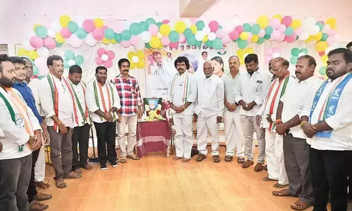 Andhra: पूर्व प्रधानमंत्री मनमोहन सिंह के योगदान को याद किया गया Andhra: पूर्व प्रधानमंत्री मनमोहन सिंह के योगदान को याद किया गया