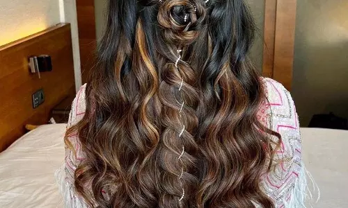 hairstyles : पार्टी में ग्लैमरस लुक पाने के लिए सिर्फ 5 मिनट में करें ये हेयर स्टाइल्स hairstyles : पार्टी में ग्लैमरस लुक पाने के लिए सिर्फ 5 मिनट में करें ये हेयर स्टाइल्स