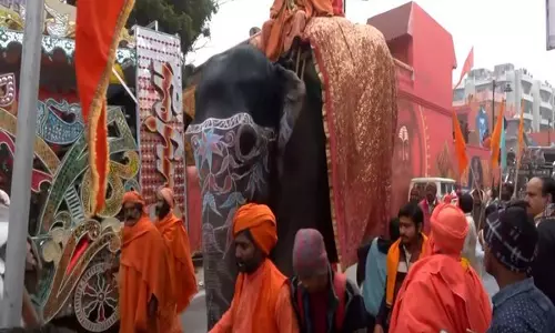 महाकुंभ मेले के लिए निरंजनी अखाड़ा भव्य जुलूस के साथ Prayagraj पहुंचा