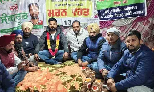 Sangrur police ने भूख हड़ताल पर बैठे शिक्षक को हटाया