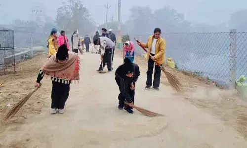 NSS स्वयंसेवकों ने ठंड और कोहरे की परवाह किए बिना गांव की सफाई की