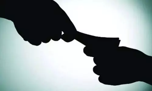 रिश्वतखोर सहायक रजिस्ट्रार और सहकर्मी गिरफ्तार, ली थी 60 हजार की रिश्वत