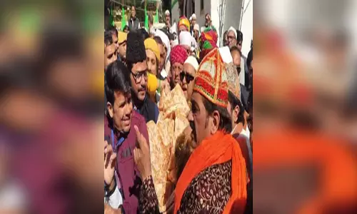 अजमेर शरीफ दरगाह पर चढ़ाई गई पीएम मोदी की भेजी चादर, देश के लिए मांगी दुआ