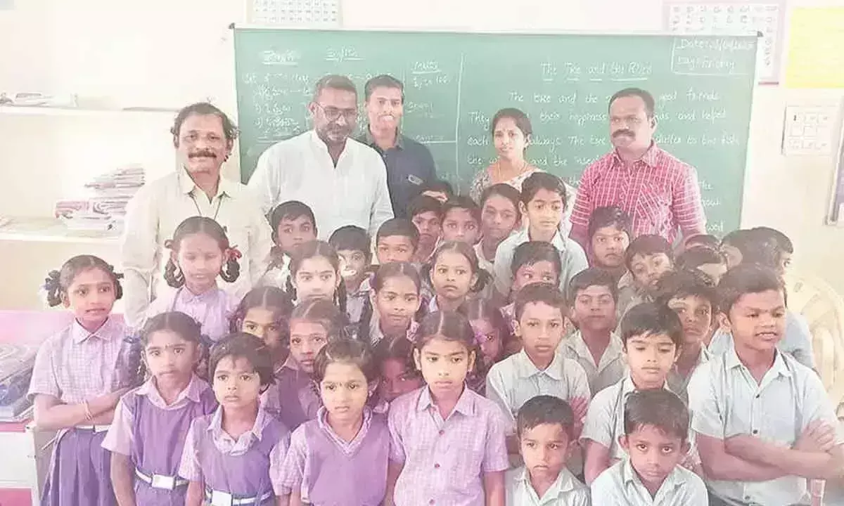 Andhra: विधायक ने सावित्रीबाई फुले को श्रद्धांजलि अर्पित की Andhra: विधायक ने सावित्रीबाई फुले को श्रद्धांजलि अर्पित की