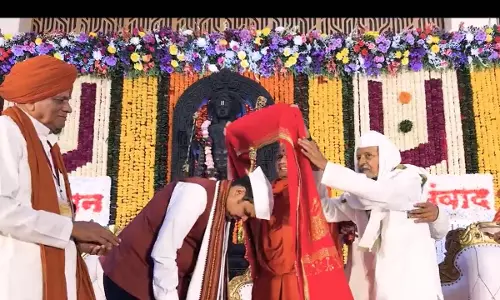 VIDEO: मुख्यमंत्री देवेंद्र फडणवीस ने पगड़ी पहनने से किया इनकार VIDEO: मुख्यमंत्री देवेंद्र फडणवीस ने पगड़ी पहनने से किया इनकार