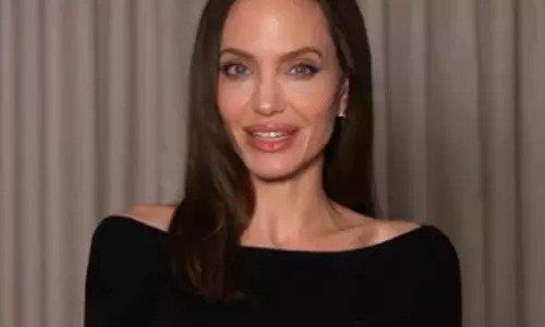 तलाक की कार्यवाही पूरी होने के बाद पहली बार Angelina Jolie ने अपने बैंग्स दिखाए