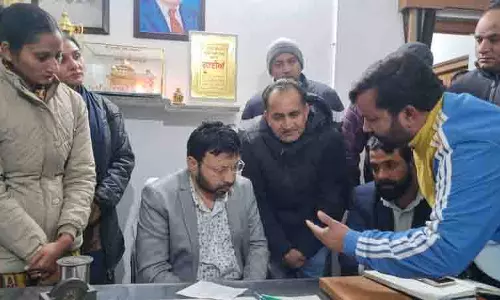 Jalandhar: लंबित मांगों को लेकर कंप्यूटर शिक्षकों ने कैबिनेट मंत्री से की मुलाकात