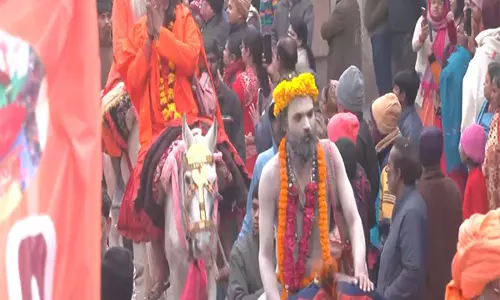 MahaKumbh Mela: प्रयागराज में अखाड़ों द्वारा निकाली गई शोभा यात्रा से वातावरण में भक्ति का भाव व्याप्त हो गया