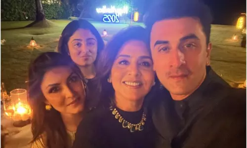 Ranbir Kapoor की मां ने अपने सामने सिगरेट का पैकेट लेकर फोटो खिंचवाई Ranbir Kapoor की मां ने अपने सामने सिगरेट का पैकेट लेकर फोटो खिंचवाई