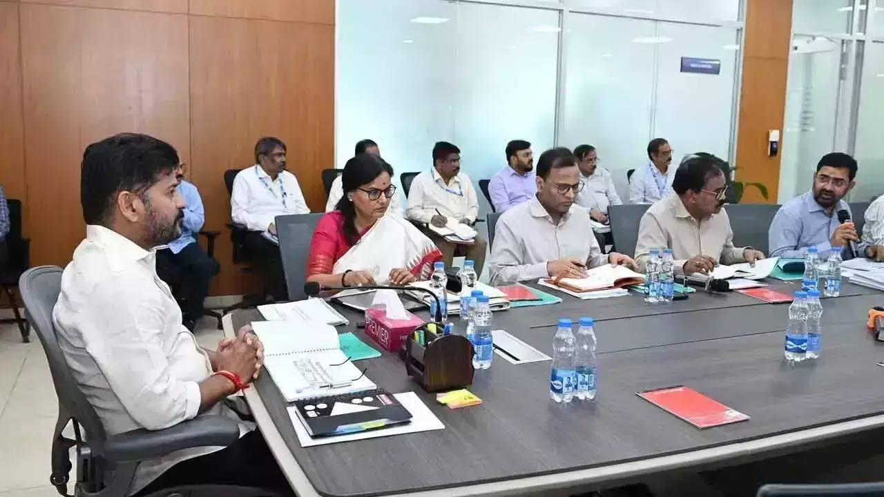 CM ने हैदराबाद की प्यास बुझाने के लिए जल कार्य योजना पेश की CM ने हैदराबाद की प्यास बुझाने के लिए जल कार्य योजना पेश की