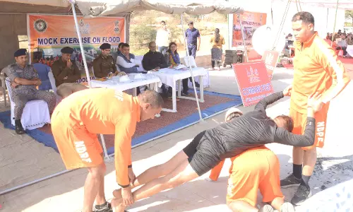 Churu: फ्लड वाटर रेस्क्यू मॉक एक्सरसाइज में एनडीआरएफ टीम ने दिखाई दक्षता Churu: फ्लड वाटर रेस्क्यू मॉक एक्सरसाइज में एनडीआरएफ टीम ने दिखाई दक्षता