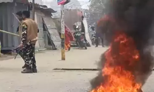 पुलिस टीम पर भीड़ ने किया हमला, हथियार छिनने की कोशिश, मचा हड़कंप