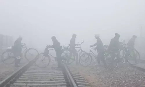 Haryana :  गुरुग्राम में घने कोहरे की वजह से अंधेरा छाया