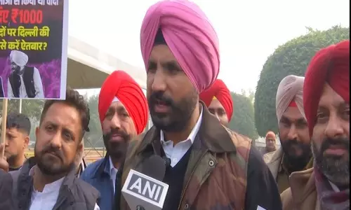 आपने वादे तो बहुत किए थे... पंजाब कांग्रेस ने Delhi में केजरीवाल के खिलाफ किया प्रदर्शन आपने वादे तो बहुत किए थे... पंजाब कांग्रेस ने Delhi में केजरीवाल के खिलाफ किया प्रदर्शन