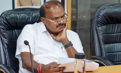 कुमारस्वामी ने कर्नाटक कांग्रेस सरकार एक हाथ से दे रही है और दूसरे हाथ से ले रही