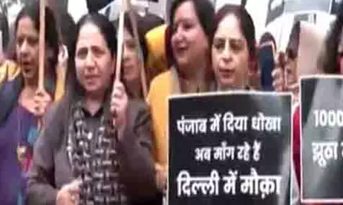 दिल्ली पुलिस ने Kejriwal के आवास के बाहर प्रदर्शन कर रही महिलाओं को लिया हिरासत में दिल्ली पुलिस ने Kejriwal के आवास के बाहर प्रदर्शन कर रही महिलाओं को लिया हिरासत में