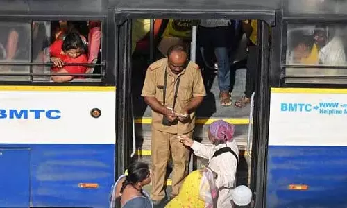 Karnataka में 15 प्रतिशत बस किराया वृद्धि से दैनिक बस उपयोगकर्ताओं के साथ-साथ नागरिको में आक्रोश Karnataka में 15 प्रतिशत बस किराया वृद्धि से दैनिक बस उपयोगकर्ताओं के साथ-साथ नागरिको में आक्रोश
