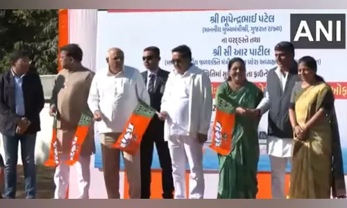 Gujarat CM ने महाकुंभ के लिए गांधीनगर से जल एम्बुलेंस को दिखाई हरी झंडी