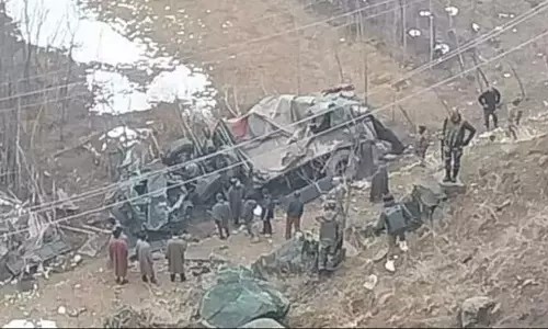 सेना की गाड़ी खाई में गिरी, 2 जवान शहीद कई घायल