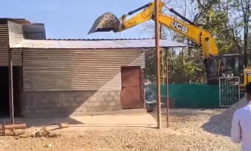 पत्रकार मुकेश चंद्राकर की हत्या के आरोपी ठेकेदार की अवैध संपत्ति पर गरजा बुलडोजर