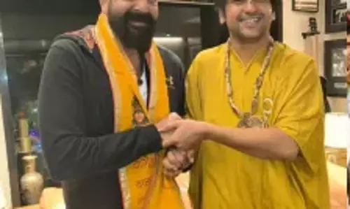 Baba Bageshwar पहुंचे संजय दत्त के घर, गुरु को देखकर बेहद खुश हुए स्टार Baba Bageshwar पहुंचे संजय दत्त के घर, गुरु को देखकर बेहद खुश हुए स्टार
