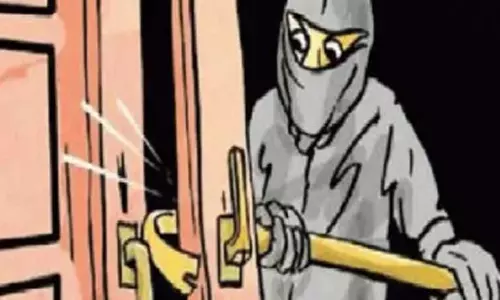 Kanpur: 1.25 करोड़ की चोरी, पीड़ित कारोबारी एडिशनल पुलिस कमिश्नर से मिला Kanpur: 1.25 करोड़ की चोरी, पीड़ित कारोबारी एडिशनल पुलिस कमिश्नर से मिला