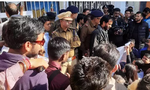 रायपुर में पत्रकारों ने विरोध प्रदर्शन किया, राजभवन पहुंचे तो रोका गया