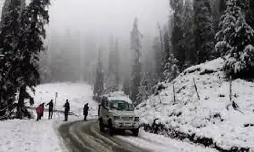 Weather: कश्मीर के कुछ हिस्सों में घना कोहरा, घाटी में बर्फबारी अलर्ट जारी Weather: कश्मीर के कुछ हिस्सों में घना कोहरा, घाटी में बर्फबारी अलर्ट जारी