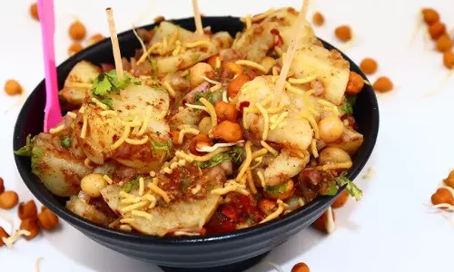 Aloo Chaat: मिनट में बनाएं दिल्ली की फेमस आलू चाट, हर कोई करेगा तारीफ Aloo Chaat: मिनट में बनाएं दिल्ली की फेमस आलू चाट, हर कोई करेगा तारीफ