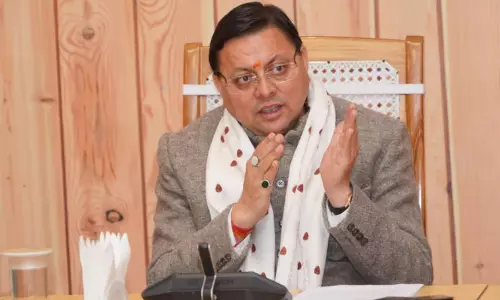 CM पुष्कर सिंह धामी ने जैकेट और मफलर पहनकर वोकल फॉर लोकल को बढ़ावा दिया CM पुष्कर सिंह धामी ने जैकेट और मफलर पहनकर वोकल फॉर लोकल को बढ़ावा दिया