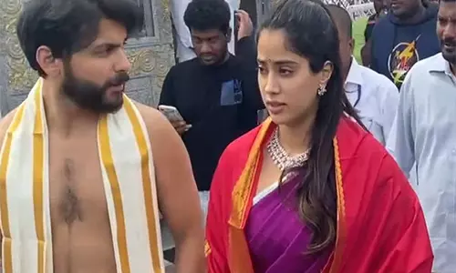Janhvi Kapoor ने कथित बॉयफ्रेंड शिखर पहाड़िया के साथ तिरुमाला मंदिर में दर्शन किए Janhvi Kapoor ने कथित बॉयफ्रेंड शिखर पहाड़िया के साथ तिरुमाला मंदिर में दर्शन किए