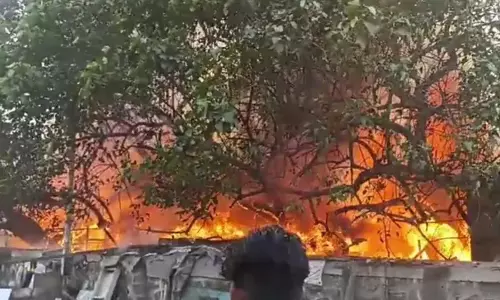Mumbai के बांद्रा ईस्ट में भीषण आग, कई झोपड़ियां जलकर खाक Mumbai के बांद्रा ईस्ट में भीषण आग, कई झोपड़ियां जलकर खाक