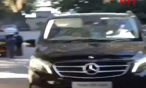 BIG BREAKING: अभिनेता अल्लू अर्जुन नामपल्ली अदालत पहुंचे