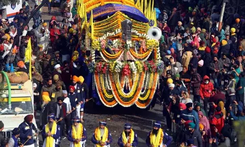 Jammu: गुरुपर्व की पूर्व संध्या पर निकाली गई भव्य शोभा यात्रा Jammu: गुरुपर्व की पूर्व संध्या पर निकाली गई भव्य शोभा यात्रा